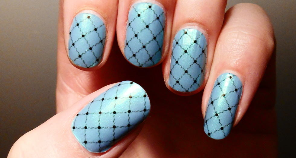 glamorous fishnet nails